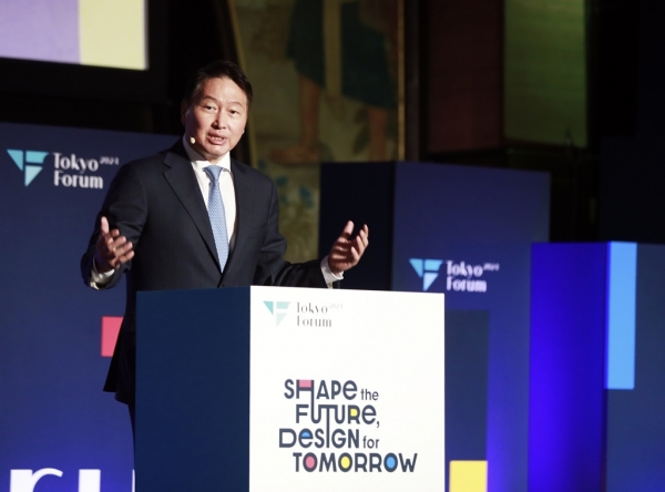 @ 최태원 SK그룹 회장이 22일 일본 도쿄대에서 열린 ‘도쿄포럼2024’에서 개회사를 하고 있다. /사진=SK그룹