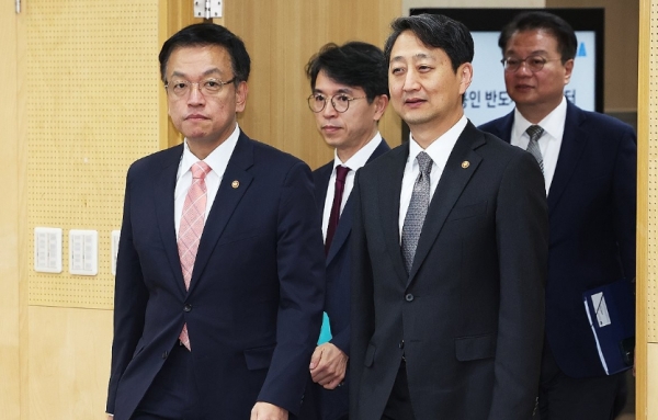 최상목 부총리 겸 기획재정부 장관(맨 왼쪽)이 27일 오전 경기도 성남시 한국반도체산업협회에서 개최되는 산업경쟁력 강화 관계장관회의장에 들어서고 있다. / 사진=연합뉴스