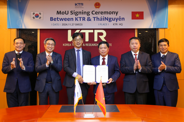 KTR과 베트남 타이응우옌성이 탄소중립 협력 강화를 위해 손을 잡았다. 협약식에 참석한 KTR 김현철 원장(왼쪽 두번째)과 베트남 타이응우옌성 응우옌 후이쭝 인민위원회 위원장(오른쪽 두번째)이 임석한 가운데 정창석 KTR 글로벌본부장(왼쪽 세번째)과 팜 빈 콩 자원환경부 부국장(오른쪽 세번째)이 기념촬영을 하고 있다. [사진=KTR]