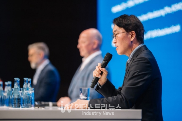 스마트제조혁신추진단 안광현 단장이 하노버메쎄에서 제조데이터 표준 사업 추진사례에 대해 발표하고 있다. [사진=스마트제조혁신추진단]<br>