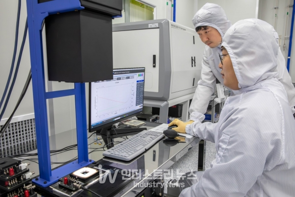 연구팀이 개발한 주석 기반 페로브스카이트 태양전지 셀의 빛-전기 변환 성능을 평가하고 있다. [사진=한국화학연구원]