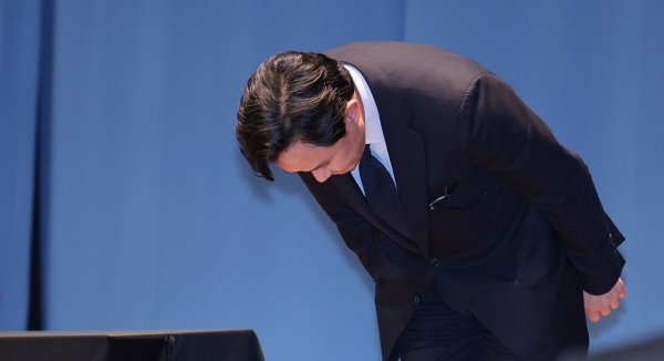 최윤범 고려아연 회장이 13일 서울 중구 대한상공회의소에서 기자회견을 마친 뒤 인사하고 있다. /사진 = 연합뉴스