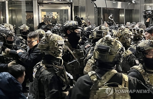 윤석열 대통령이 비상계엄을 선포한 뒤 4일 새벽 서울 여의도 국회의사당에 무장한 계엄군이 진입을 시도하고 있다. /사진=연합뉴스