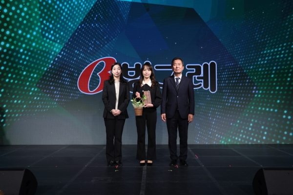 (왼쪽부터) 원지영 환경부 기후적응과장, 양혜진 빙그레 마케팅 상무, 이우균 한국기후·환경네트워크 상임대표가 감사패 시상 후 기념촬영을 하고 있다./사진=빙그레