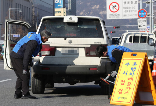 서울시 미세먼지 특별단속반이 오래된 경유차의 배출가스를 점검하고 있다./사진=연합뉴스