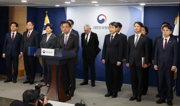 경제부총리 겸 기획재정부 장관, 이주호 교육부 장관, 안덕근 산업부 장관 등이 8일 서울 종로구 정부서울청사에서 관계부처 합동 브리핑을 하고 있다