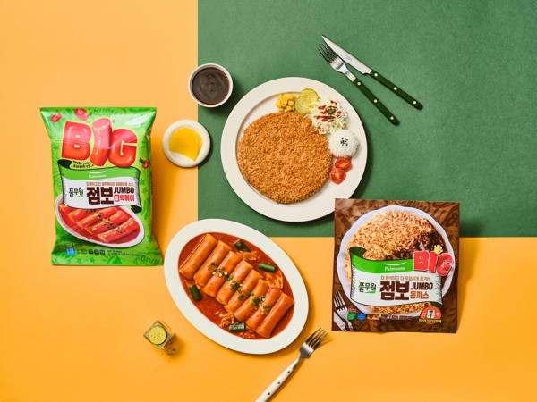 풀무원이 롯데마트와 협업해 롯데마트에 단독 출시한 빅 사이즈 간편식 제품 '점보 밀떡볶이'(왼쪽)와 '점보 돈까스'./사진=풀무원