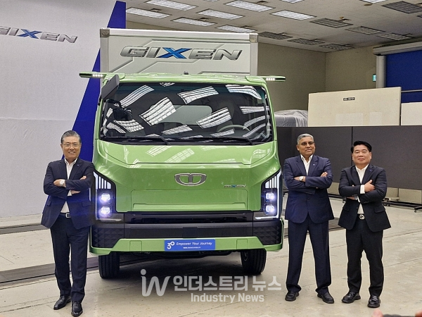 타타대우모빌리티는 6일 전북 군산 본사에서 타타대우 30주년 미디어데이를 열고 새 사명을 발표했다. 내년 상반기 출시 예정인 '기쎈' 전기 트럭 앞에서 (왼쪽부터)김방신 대표이사 사장과 아닐 시나 부사장, 김정우 판매대표가 포즈를 취하고 있다./사진=서영길 기자