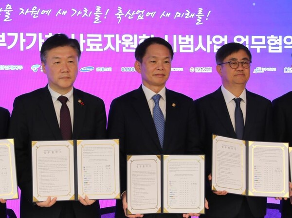 (왼쪽부터) 박범수 농림축산식품부 차관, 이병화 환경부 차관, 한채양 이마트 대표이사가 17일 이마트 본사에서 열린 ‘식품부산물의 고부가가치 사료자원화 시범사업 업무협약식'에서 기념사진을 찍고 있다./사진=이마트