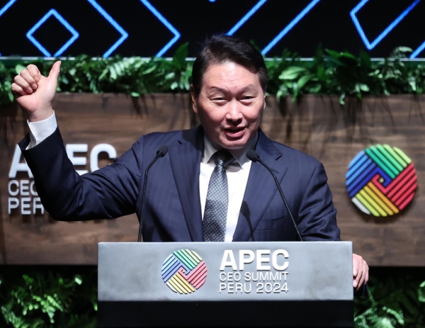 2024 APEC CEO 서밋에서 의사봉 인수한 최태원 대한상공회의소 회장. /사진=연합뉴스