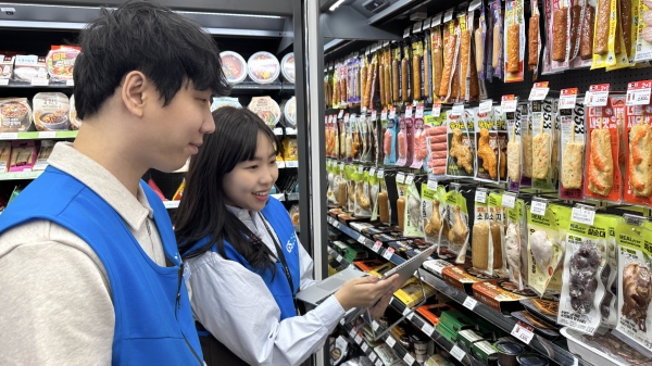 GS25 경영주와 OFC(영업관리자)가 함께 매대를 살펴보고 있다./사진=GS25