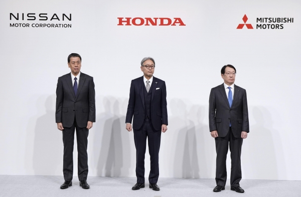 (왼쪽 부터) 우치다 마코토 닛산 사장, 미베 도시히로 혼다 사장, 가토 다카오 미쓰비시자동차 사장이 23일 도쿄에서 공동 기자회견을 열고 합병 추진 계획을 공식 발표했다./사진=연합뉴스