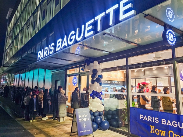 캐나다 밴쿠버에 20일(현지시간) 오픈한 SPC파리바게뜨 코퀴틀람점에 현지 고객들이 줄을 서 있다./사진=SPC그룹