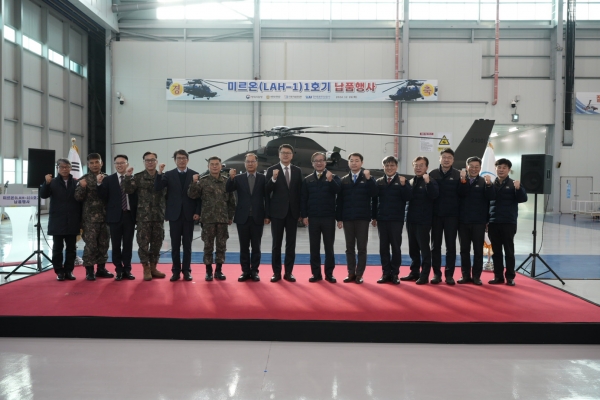 강구영 KAI 사장(오른쪽 일곱번째)이 미르온 납풍행사에서 관계자들과 화이팅 포즈를 취하고 있다/ 사진 = 한국항공우주산업