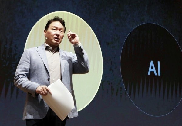 최태원 SK그룹 회장이 지난 2일 경기도 이천SKMS연구소에서 열린'2024 SK그룹CEO세미나'에서 폐막 연설을 하고 있다. /사진= SK그룹<br>