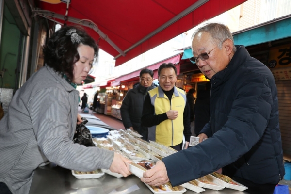 송고시간2025-01-13 06:00 요약 공유 댓글 글자크기조정 인쇄서울 영등포구 우리시장을 찾은 류진 한경협 회장서울 영등포구 우리시장을 찾은 류진 한경협 회장[한국경제인협회 제공. 재판매 및 DB 금지]