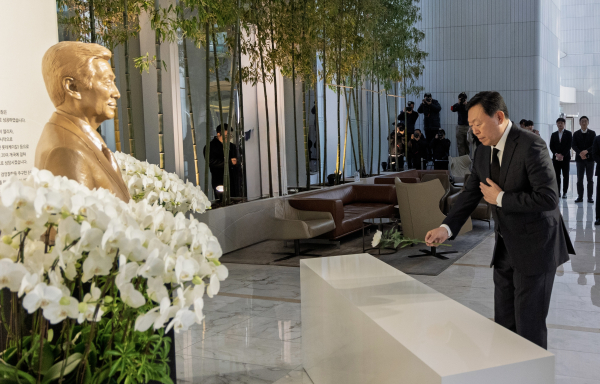 신동빈 롯데 회장이 신격호 창업주 5주기를 맞아 서울 송파구 롯데월드타워 1층에 마련된 신 창업주 흉상에 헌화하고 있다./사진=롯데지주