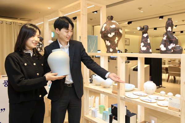 서울 강남구 현대백화점 무역센터점 지하 1층 '아트 셀렉션'에서 고객들이 작품을 관람하고 있다./사진=현대백화점