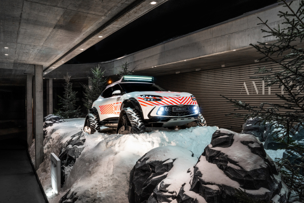 제네시스가 험지에서도 운행이 가능한 다목적 콘셉트 모델을 공개하고 극한 상황에서의 주행 및 안전 기술 역량을 글로벌 시장에 선보인다. 다보스포럼 현장에 전시된 'GV60 다목적 험로주행 콘셉트'./사진=현대자동차