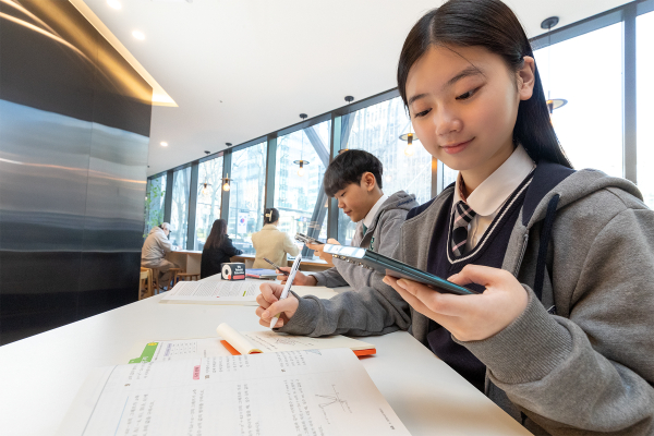 KT가 전 세계 9800만 명의 학생이 이용하는 인공지능(AI) 학습 플랫폼 '콴다' 구독 서비스 2종을 새롭게 선보인다. 모델이 콴다 구독 서비스를 이용하고 있다./사진=KT