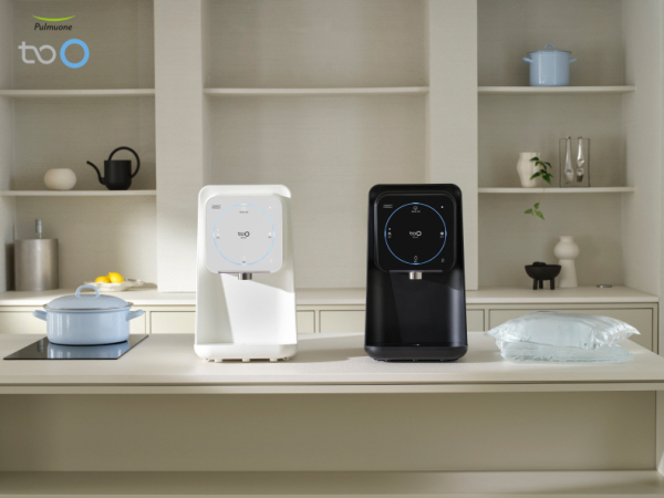 '풀무원투오'가 선보이는 비닐 파우치 형태의 먹는샘물 '투오 워터팩'(오른쪽)과 컴팩트한 디자인은 물론 공간의 효율성을 높인 워터팩 전용 디스펜서 '투오 미니 워터 디스펜서'./사진=풀무원샘물