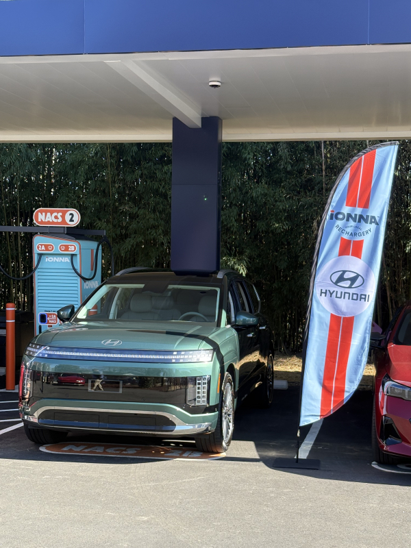 미국 아이오나 에이펙스 리차저리에서 현대차 아이오닉 9을 충전하는 모습./사진=현대자동차