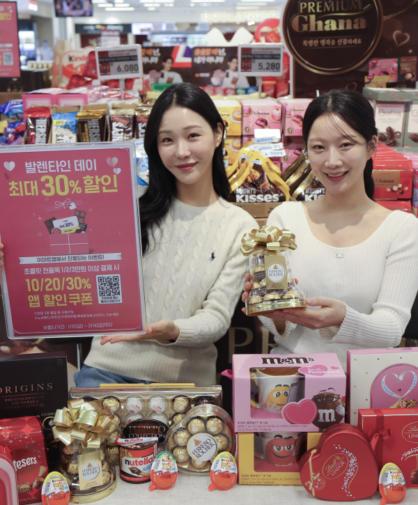 6일 이마트 용산점에서 모델들이 '발렌타인 데이 기획 상품'을 소개하고 있다./사진=이마트