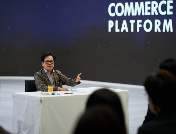 CJ그룹 이재현 회장이 지난 7일 서울 서초구 CJ온스타일 본사에서 직원들을 만나 격려하고 있다./사진=CJ그룹