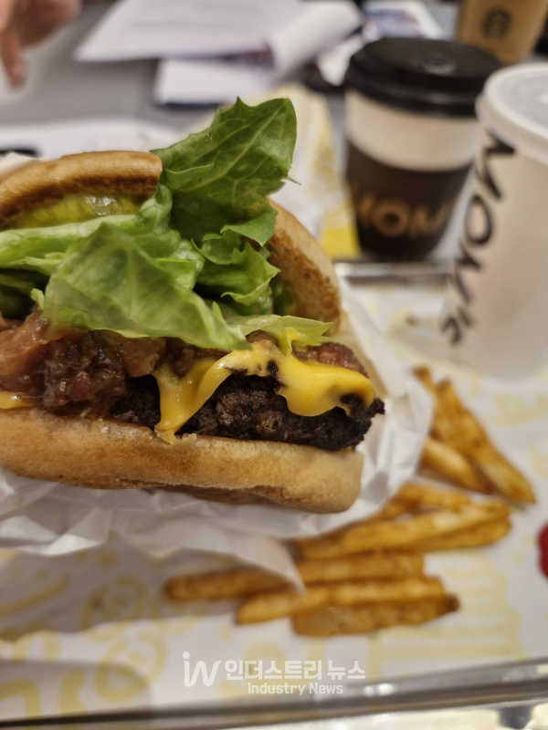 특제 소스 '베이컨 잼'이 스프레드 된 에드워드 리 비프버거. 시식회가 오후 3시인 관계로 점심식사를 하고 시식에 임했지만 ‘점심 후 먹었는데도 그래도 맛있다’는 결론이었다./사진=서영길 기자