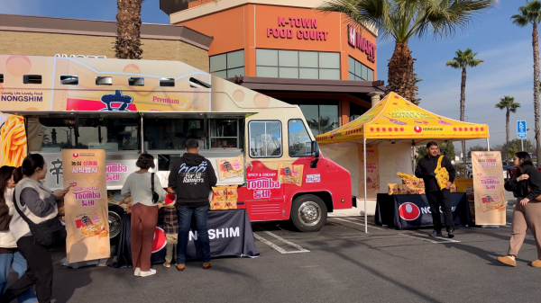 농심이 미국 현지에서 신라면 툼바를 앞세워 푸드트럭 이벤트를 펼치고 있다./사진=농심