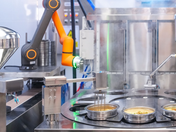 대구 논공휴게소 광주방향 주방에 설치된 한화로보틱스 조리 로봇. / 사진=한화로보틱스