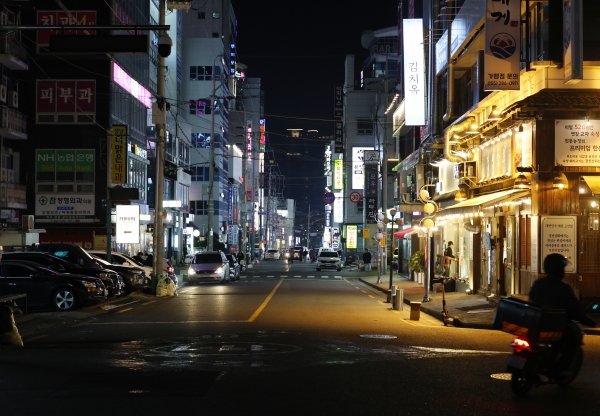 16일 유통‧식품업계에 따르면 정치권발(發) ‘계엄 리스크’가 일단락되며 소상공인들 사이에선 얼어붙었던 소비심리가 다시 살아날 것이란 기대가 번지고 있다. 인적 드문 창원시 성산구 상남동 일대./사진=연합뉴스
