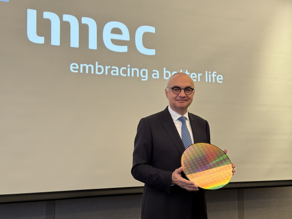 루크 반 덴 호브 아이멕 회장이 18일 서울 강남구 그랜드 인터컨티넨탈 파르나스 호텔에서 열린 기자간담회에서 아이멕 연구소의 웨이퍼를 들고 있다/ 사진 = 연합뉴스