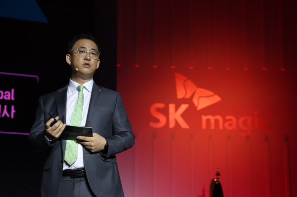 김완성 SK매직 대표가 17일 서울 광진구 그랜드워커힐서울에서 열린 ‘수펙스 2025’ 행사에서 올해 경영 목표와 전략을 발표하고 있다./사진=SK매직