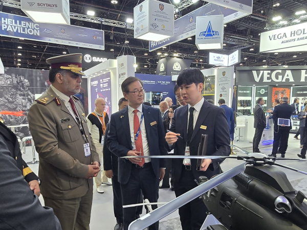 카타르 군 고위 관계자와 강구영 KAI 사장/ 사진 = 한국항공우주산업