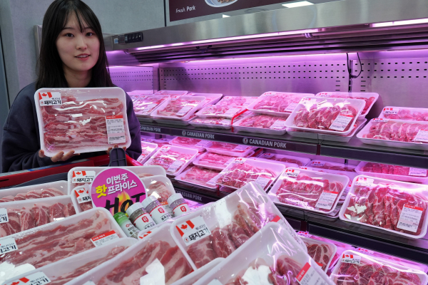 롯데마트 제타플렉스 잠실점 수입 삼겹살 코너에서 캐나다산 삼겹살을 한 직원이 홍보하고 있다./사진=롯데마트‧슈퍼