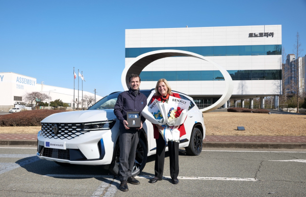 스테판 드블레즈 르노코리아 사장(왼쪽)이 19일 르노코리아 부산공장에서 마리아 카스티요 페르난데즈 주한 EU대사에게 공식 차량으로 사용할 그랑 콜레오스 E-Tech 하이브리드를 전달하고 있다./사진=르노코리아