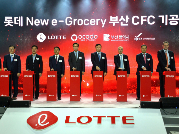 2023년 12월 부산 강서구 미음동 국제산업물류도시 내 롯데쇼핑 고객 풀필먼트 센터(CFC) 부지에서 열린 기공식에서 신동빈(오른쪽 세 번째) 롯데그룹 회장 등 참석자들이 착공 세리머니를 하고 있다./사진=롯데유통군