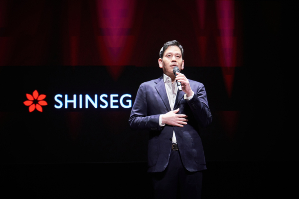 정용진 신세계그룹 회장이 '신세계 남산'에서 열린 신입사원 수료식에 참석해 직원들의 질문에 답변하고 있다./사진=신세계