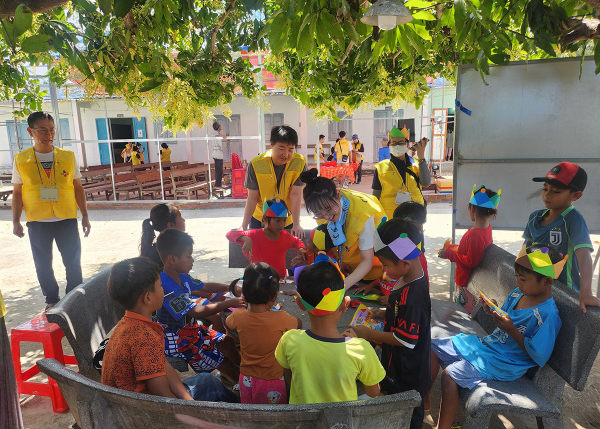 CJ그룹이 베트남 닌투언성 땀응마을을 찾아 의료봉사를 진행했다./사진=CJ