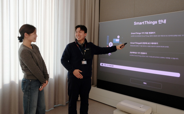 삼성전자서비스 엔지니어가 고객에게 서비스를 제공하는 모습/ 사진 = 삼성전자서비스