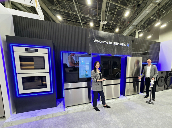 삼성전자 직원이 KBIS 2025에서 스크린이 탑재된 비스포크 AI 냉장고와 월오븐을 소개하고있다/ 사진 = 삼성전자