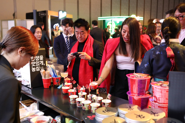 농심이 지난해 아시아 50 베스트 레스토랑 시상식 현장에서 진행했던 신라면과 짜파구리 시식 행사 모습./사진=농심