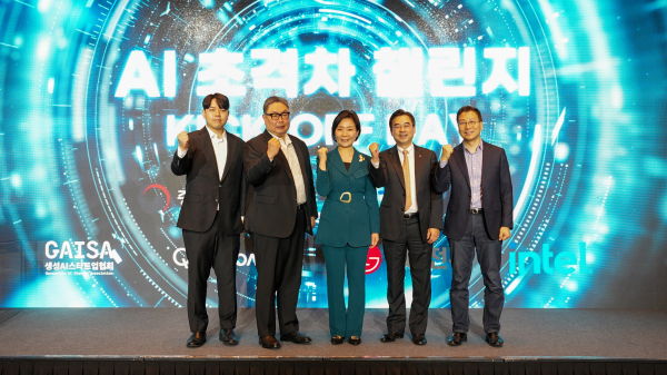 @ (왼쪽에서 2번째부터) 권오형 퀄컴 본사 수석 부사장 겸 아태지역 총괄 사장, 오영주 중소벤처기업부장관이 기념사진을 촬영하고 있다. / 사진=퀄컴코리아