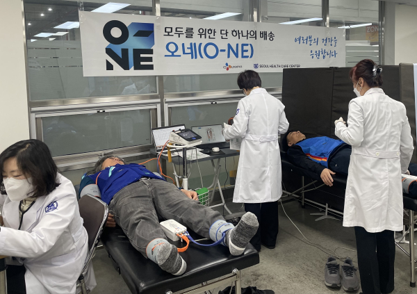 CJ대한통운 택배기사들이 10일 오전 마포지사 마포B 서브터미널에서 건강검진을 받고 있다./사진=CJ대한통운