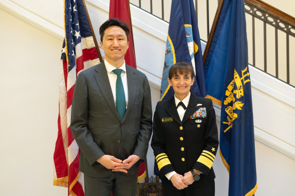 정기선 HD현대 수석부회장(왼쪽)과 이벳 M. 데이비스  미 해군사관학교 교장/ 사진 = HD현대