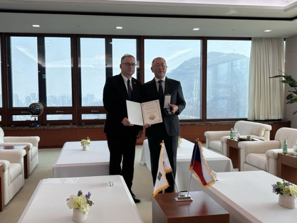정의선 현대차그룹 회장이 체코 정부로부터 외교 훈장을 받았다. (왼쪽부터) 이반 얀차렉 주한 체코대사, 정의선 현대차그룹 회장./사진=얀차렉 대사 엑스