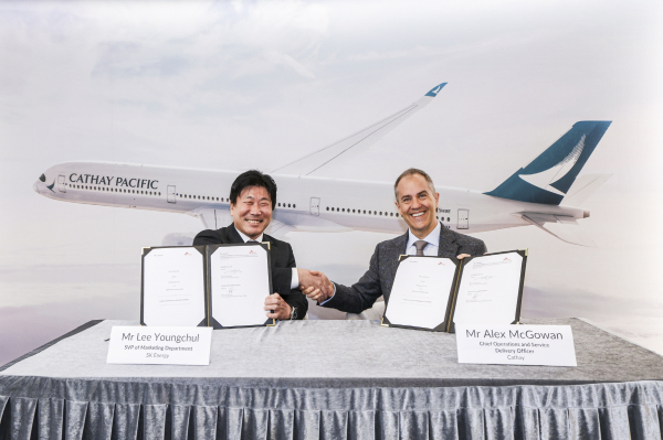 이영철 SK에너지 마케팅본부장(왼쪽)과 알렉스 맥고완 캐세이퍼시픽항공 운영 및 서비스 제공 최고 책임자가 10일 홍콩 캐세이퍼시픽항공 본사에서 SAF 공급 계약을 체결하고 있다.