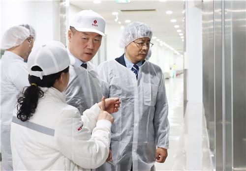 롯데칠성 안성공장 찾은 박범수 농식품부 차관(가운데)./사진=농림축산식품부