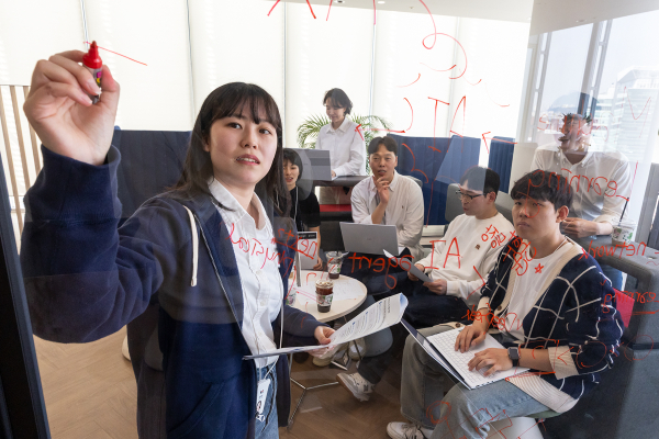 KT가 AX 딜리버리 전문센터(가칭)에 합류할 AX 중추 인력 채용을 실시한다. KT AX 딜리버리 전문센터 직원들이 글로벌 선도 기업 내 최고 전문가들과 공동 프로젝트를 준비하고 있다./사진=KT